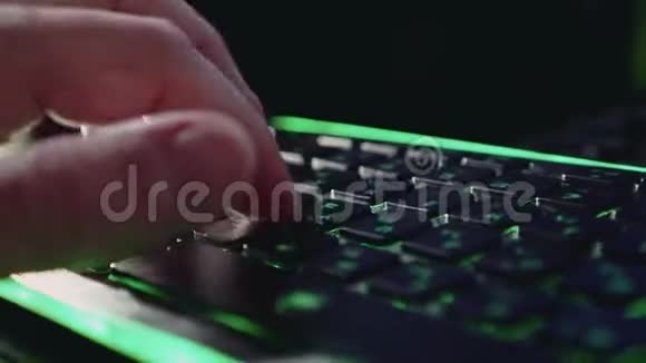 键盘上打字时手指的特写非常有活力和活力视频的预览图