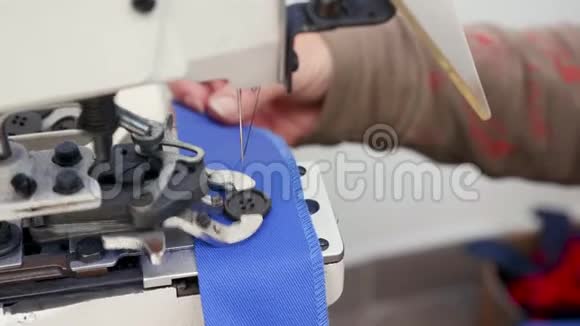 使用工业缝纫机扣纽扣的女工视频的预览图