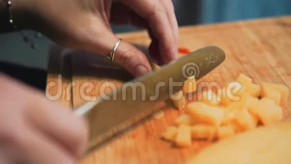 女孩用刀切煮土豆不错的特写回放缓慢在家做饭切割板视频的预览图
