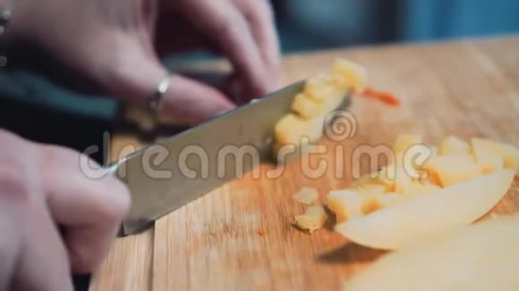 准备沙拉的过程女孩切土豆视频的预览图