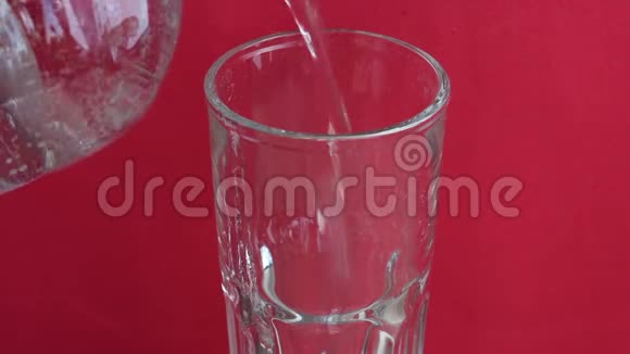 一个人把塑料瓶里的矿泉水倒进玻璃杯里视频的预览图