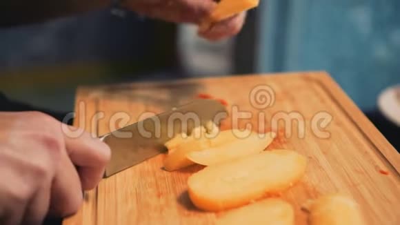 工作做饭特写厨师切土豆做饭视频的预览图