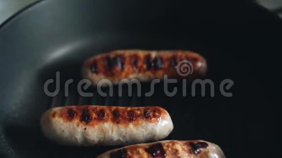 漂亮的香肠是在平底锅里煎的美味的食物特写不错的镜头厨房视频的预览图