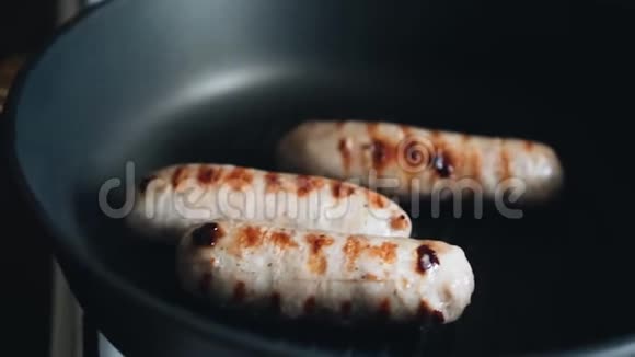 煎香肠在锅里是果汁大人物视频的预览图