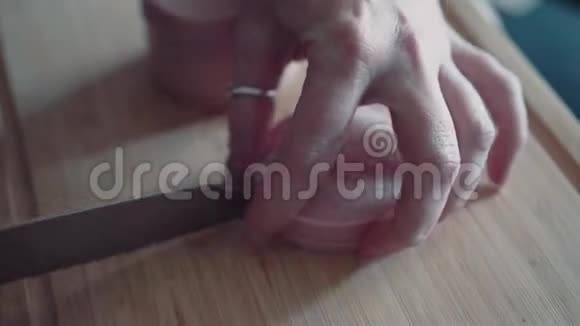 女人把香肠切成小片做沙拉自制食物做饭视频的预览图