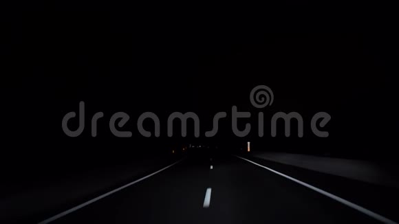 黑暗中的道路标记视频的预览图