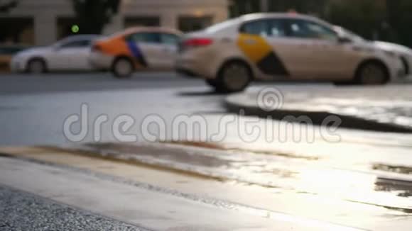 背景上移动汽车下雨后的人行道潮湿视频的预览图