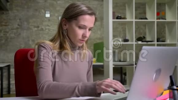 集中的高加索女商人在笔记本电脑上打字并把工作做好的特写照片视频的预览图