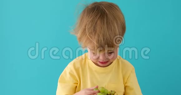 儿童吃葡萄的健康饮食观念视频的预览图