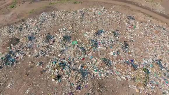 空中观景城市垃圾场的概念环境污染塑料瓶袋子垃圾受活动污染的自然视频的预览图
