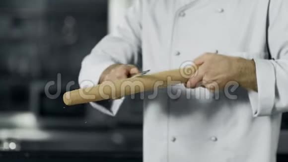 男厨师在工作场所清理滚筒特写男人的手准备做饭视频的预览图