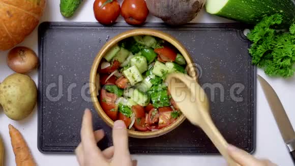 盘子里混合新鲜蔬菜的视频视频的预览图