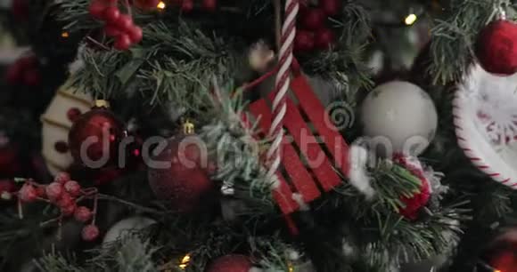 圣诞树上装饰着红色的球玩具浆果花环视频的预览图