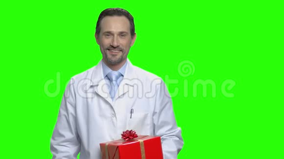 男医生的肖像礼物盒和拇指向上视频的预览图