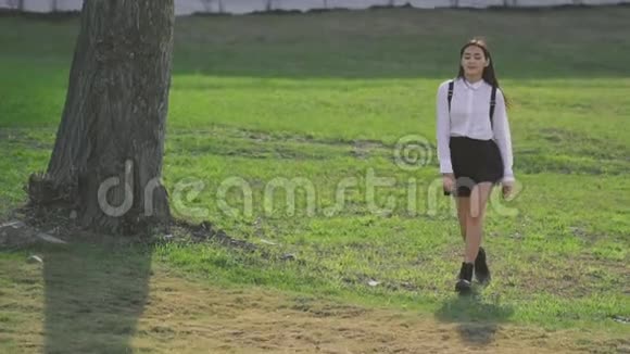 日本女孩缓慢地走过田野鸟飞在人后面视频的预览图