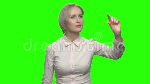 女人假装用隐形显示器工作视频的预览图