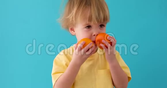 带橘子的孩子带着曼达林的小男孩视频的预览图