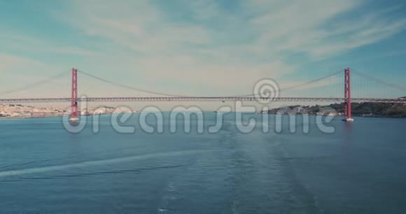 空中观景葡萄牙里斯本著名的四月二十五日大桥视频的预览图