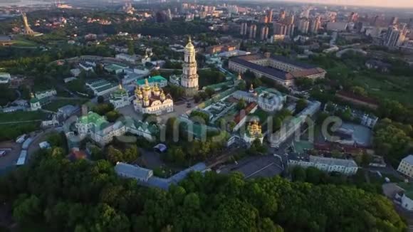 鸟瞰基辅佩切斯基修道院乌克兰祖国基辅市视频的预览图
