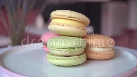 近镜头旋转的彩色马克龙法式糕点视频的预览图