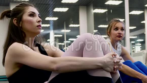 积极的年轻女性在锻炼后放松视频的预览图