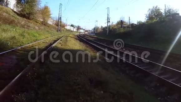 晴天铁路上的秋天视频的预览图