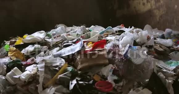 塑料垃圾落在容器中运输和废物处理视频的预览图