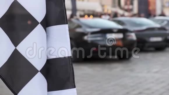 现代豪华轿车站在展览的背景下黑白赛车旗视频的预览图