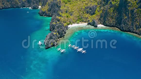 米尼洛克岛秘密泻湖附近潜水船的鸟瞰图ElNido巴拉望菲律宾奇异的石灰岩岩石视频的预览图