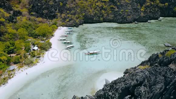 塔皮图坦岛上的星星海滩隐藏的泻湖靠近马丁洛克神殿ElNido巴拉望菲律宾很多船停下来视频的预览图