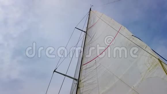 4K视频底部的帆在游艇在意大利帆又大又白风吹过游艇在里面漂浮视频的预览图