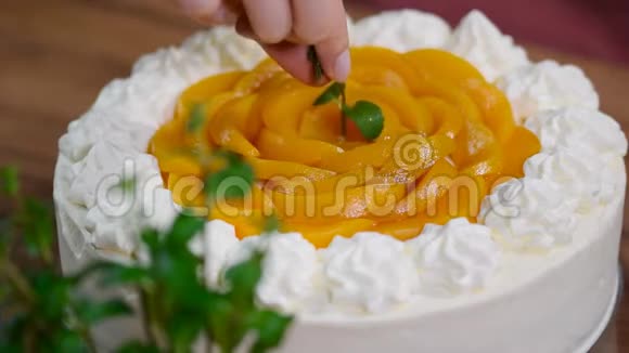 糕点厨师用薄荷自制奶油桃子蛋糕和薄荷装饰视频的预览图