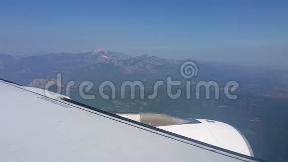 从飞机上看到机翼和山脉视频的预览图