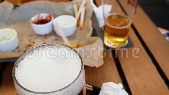 酒吧里有啤酒的桌子和空盘子小吃爱尔兰酒吧背景视频的预览图