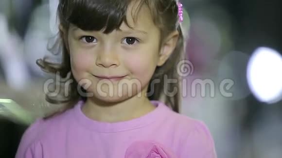 商店里的儿童肖像女孩子做面部表情微笑视频的预览图