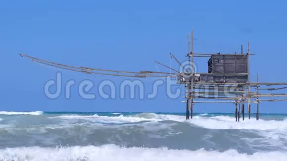 阿布鲁佐的特拉布奇海岸波涛汹涌的大海意大利特拉布奇是南方著名的旧渔船视频的预览图