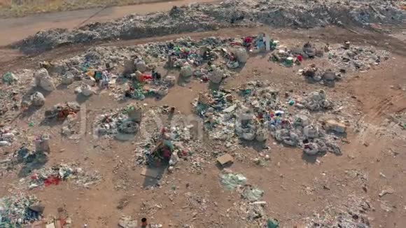 空中观景城市垃圾场的概念环境污染塑料瓶袋子垃圾受活动污染的自然视频的预览图