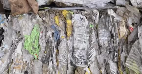 分类塑料包装以便在加工回收工厂的仓库中再利用视频的预览图