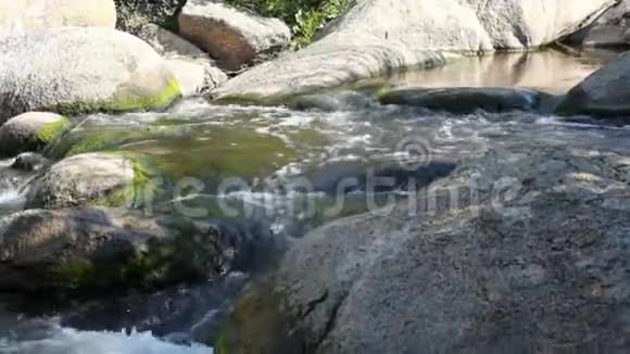 一股水流在峡谷中的石头之间平稳地流动电脑显示器屏幕保护程序的淡水视频视频的预览图