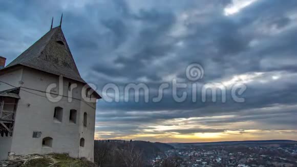 云层和日落背景下的时代城堡塔视频的预览图