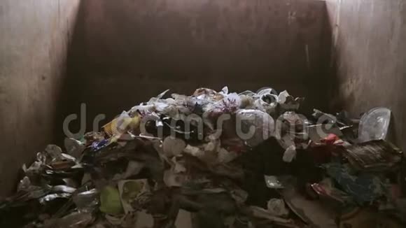 垃圾倒在容器中运输和工厂的废物处理视频的预览图
