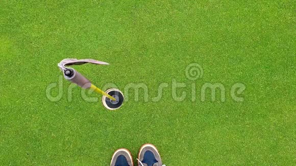 高尔夫球场的俯视图有旗杆和草地的洞视频的预览图