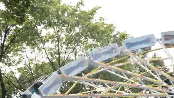 游乐园中的流行椅式秋千部分视频的预览图