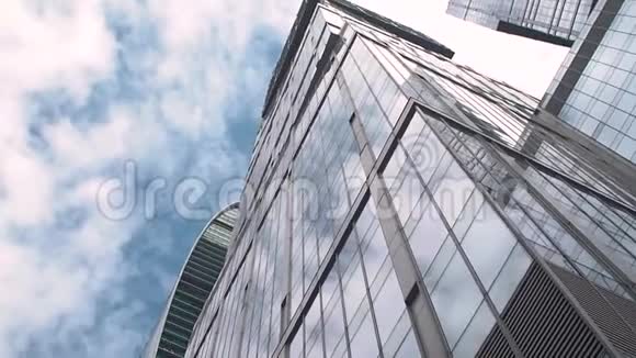 摩天大楼全景玻璃的立面商业区视频的预览图