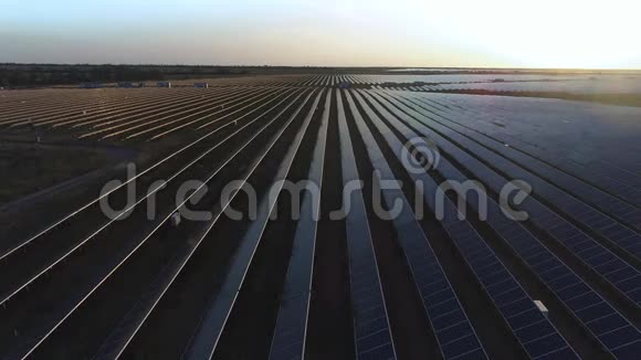 空中沙漠景观大型工业太阳能农场生产集中太阳能围绕着荒野和视频的预览图