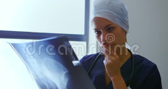 女性医生检查x光报告4k视频的预览图