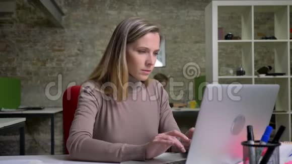 集中女性办公室工作人员在笔记本电脑上打字有困难并找到解决办法的特写照片视频的预览图