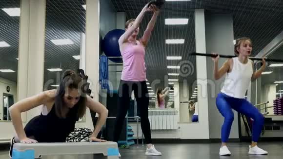 迷人的年轻女性参与健身房视频的预览图