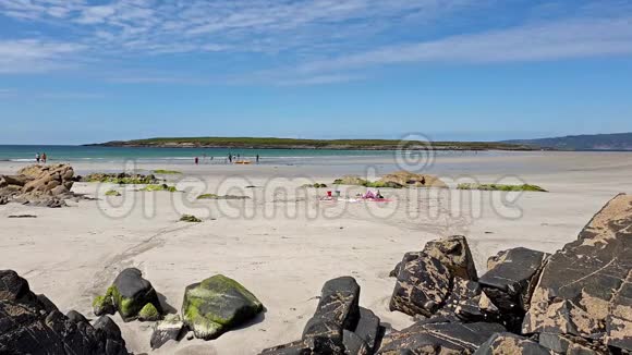 人们在爱尔兰多戈尔县波尔图授予的纳林海滩玩得很开心视频的预览图