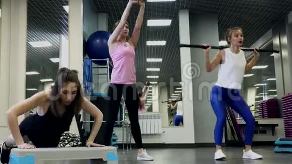 迷人的年轻女性参与健身房视频的预览图